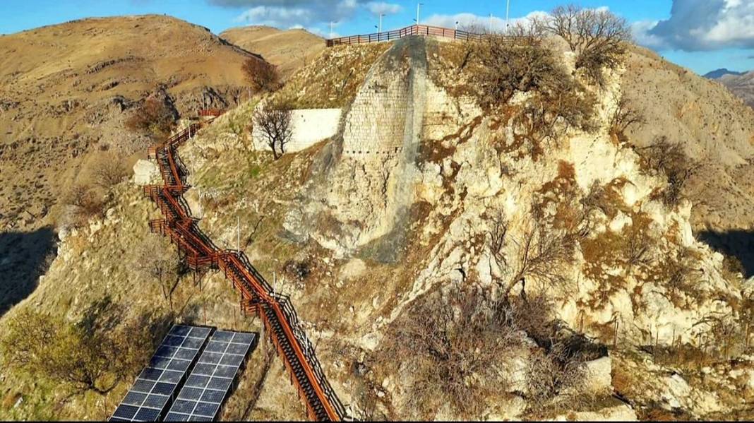 O kentin cazibe merkezi oldu: Tarihi kalede ışıklandırma sürprizi! Hem gündüz, hem akşam ziyaret edilebiliyor 2